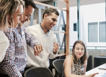 Equipe de contadores analisando documentos e dados em reunião de escritório